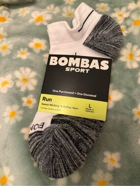 Bombas White Grey Lightweight Run Ankle Socks - size L